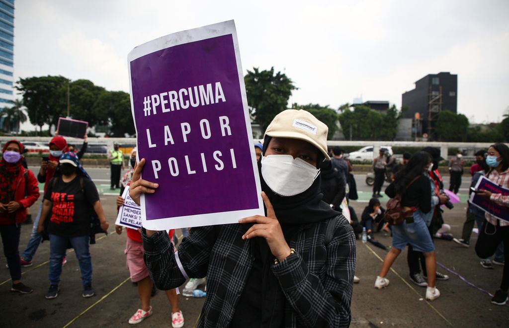 Aksi memperingati Hari Ibu oleh pengunjuk rasa dari sejumlah aliansi di depan Gedung DPR, Jakarta Pusat, Rabu (22/12/2021). Mereka menuntut pengesahan terhadap Rancangan Undang-Undang Tindak Pidana Kekerasan Seksual (RUU TPKS).