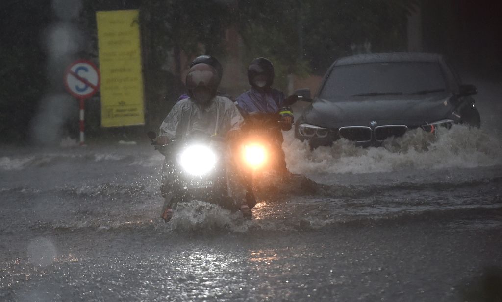 Ilustrasi kondisi cuaca. Hujan lebat di Kecamatan Waru, Kabupaten Sidoarjo, Jawa Timur, Minggu (30/1/2022). Hujan yang berlangsung hampir 2 jam tersebut menyebabkan banjir di sejumlah titik di Kecamatan Waru.
