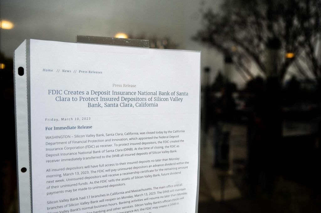 Surat pemberitahuan Silicon Valley Bank terpampang di kantor pusat bank tersebut di Santa Clara, California, AS, Jumat (10/3/2023). (Photo by NOAH BERGER / AFP)