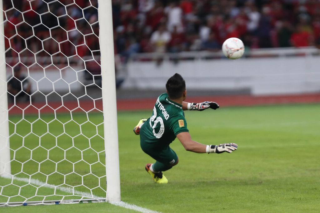 Kiper Thailand, Kittipong Phuthawchueak, gagal menahan tendangan penalti yang dieksekusi Marc Klok dalam pertandingan Grup A Piala AFF 2022 di Stadion Utama Gelora Bung Karno Jakarta, Kamis (29/12/2022). Pertandingan berakhir seri, 1-1, 