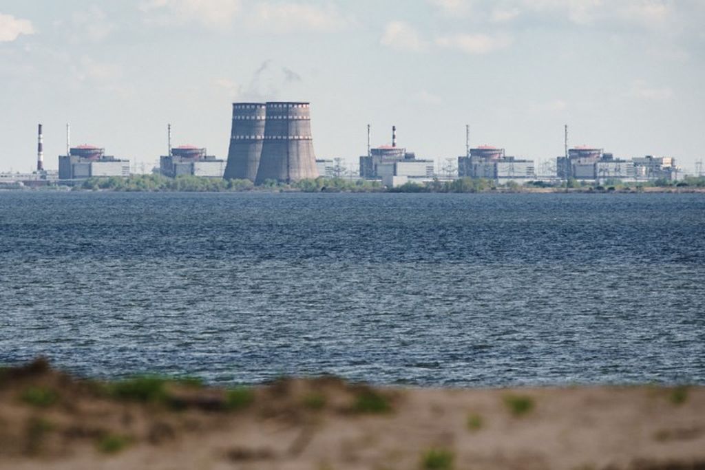 Pemandangan pembangkit listrik tenaga nuklir Zaporizhia, di daerah Enerhodar yang dikuasai Rusia, dilihat dari Nikopol, 27 April 2022. Isu senjata nuklir atau perang nuklir menjadi sorotan para pemimpin dunia dalam KTT G20 di Bali, 15-16 November 2022.