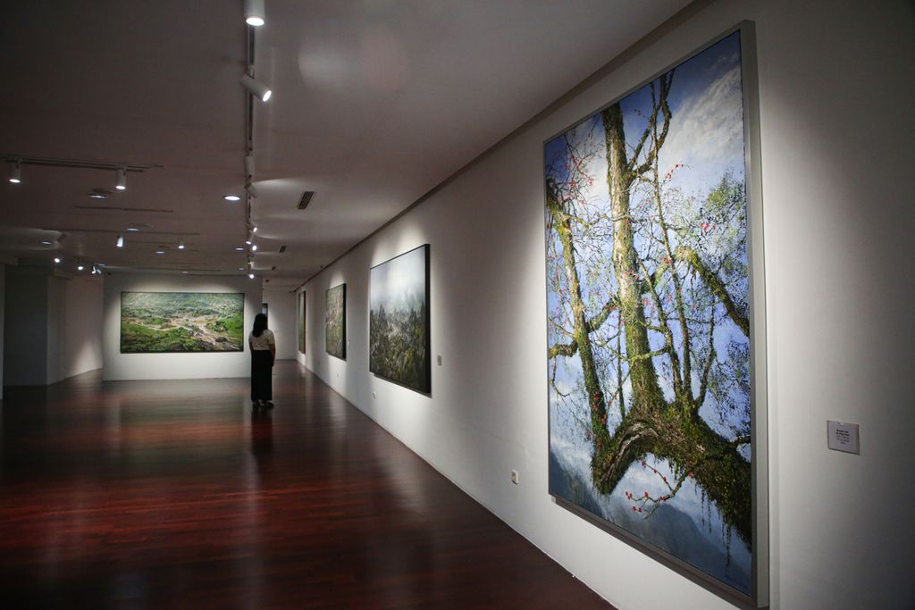 Pameran lukisan tunggal karya Mangu Putra mengangkat tema Serenity di Cans Gallery, Jakarta, Kamis (27/4/2023). Pameran yang menghadirkan seri lukisan lanskap ini berlangsung hingga 15 Mei 2023.