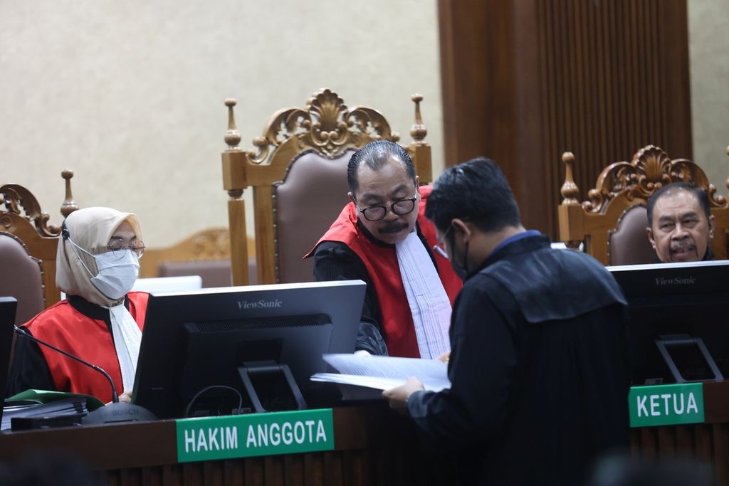 Majelis hakim berkonsultasi dengan jaksa penuntut umum saat sidang perdana Surya Darmadi, terdakwa kasus dugaan korupsi perizinan lahan kelapa sawit PT Duta Palma Group, di Pengadilan Tindak Pidana Korupsi Jakarta, Kamis (8/9/2022). 