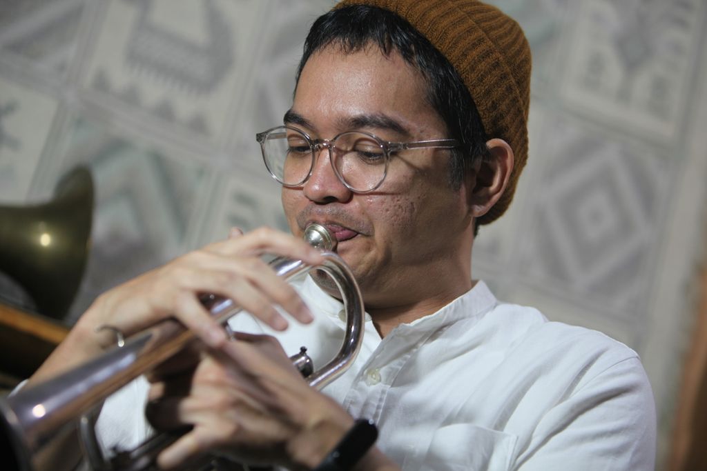 Musisi dan produser Tesla Manaf alias Kuntari meniup instrumen kornet di studionya di Awiligar, Kota Bandung, Jawa Barat. 