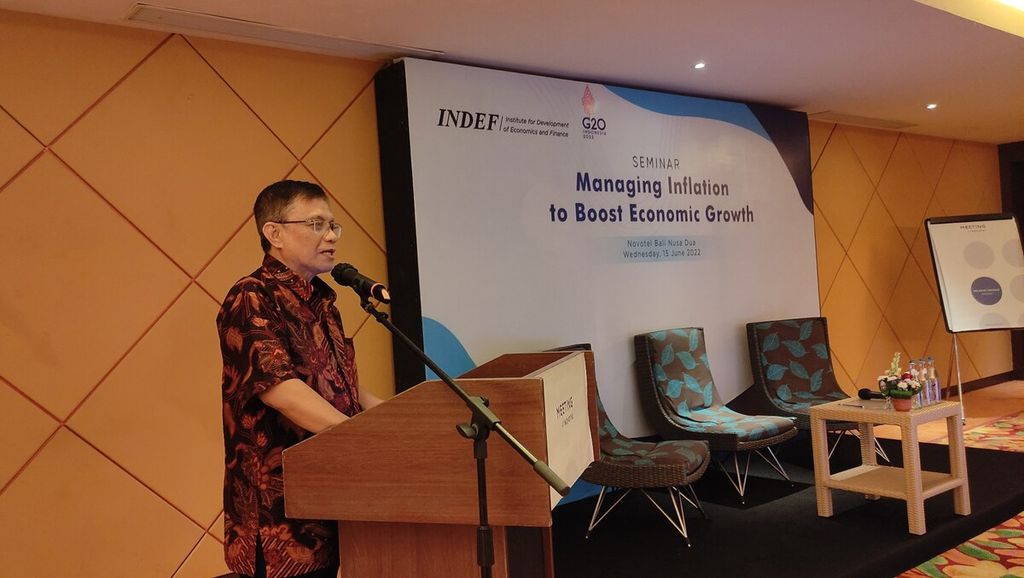 Pendiri Indef dan ekonom senior Didik J Rachbini memberikan sambutan pembuka seminar bertajuk Managing Inflation to Boost Economic Growth, yang diselenggarakan Indef di Nusa Dua, Badung, Bali, Rabu (15/6/2022).