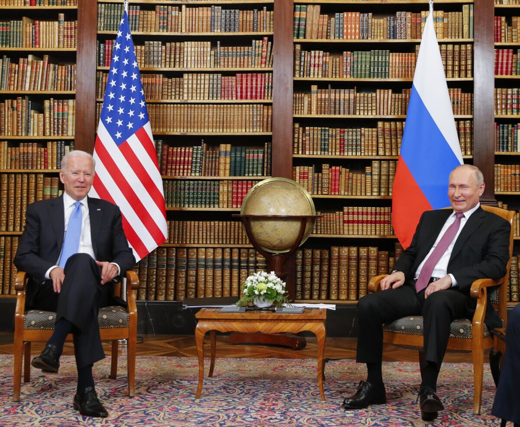Presiden Amerika Serikat Joe Biden (kiri) dan Presiden Rusia Vladimir Putin berpose untuk media di Villa La Grange, Geneva, Swiss, Rabu (16/06/2021).(Denis Balibouse/Pool Photo via AP)