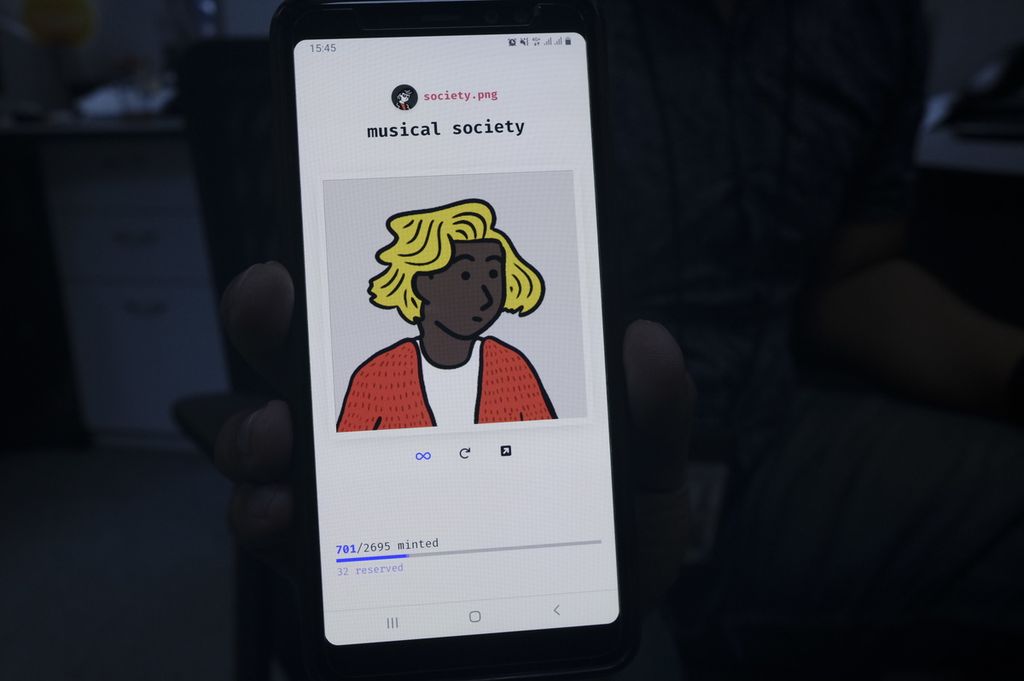  Tangkapan layar proyek gambar karakter animasi "society.png" di Fxhash, lokapasar di jaringan blockchain Tezos. Foto diambil pada Selasa (21/6/2022).