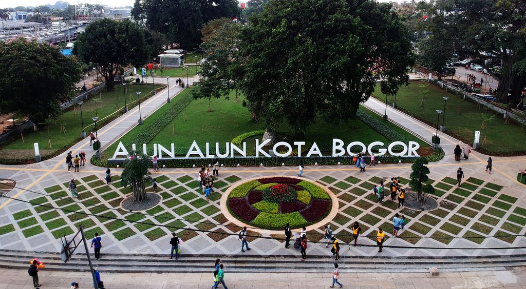 Wajah kawasan Alun-alun Kota Bogor di Jalan Kapten Muslihat, Kota Bogor, Jawa Barat, Jumat (17/12/2021). Kawasan Alun-alun Kota Bogor sudah resmi dibuka untuk umum. Pembangunan ruang terbuka hijau di Kota Hujan ini menambah kawasan ruang publik bagi warga.  