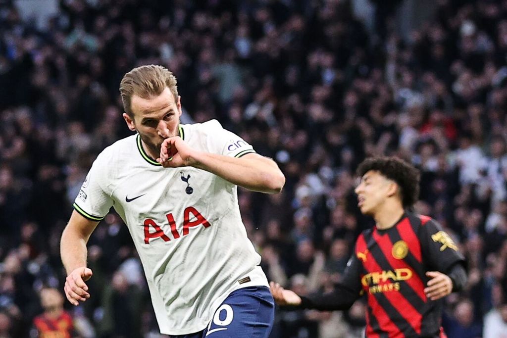 Pemain Tottenham Hotspur, Harry Kane, merayakan golnya ke gawang Manchester City pada laga Liga Inggris di Stadion Tottenham Hotspur, London, Minggu (5/2/2023). Tottenham menang 1-0 dalam laga itu.