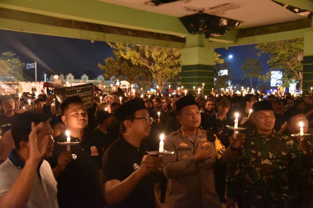 Ribuan warga Sidoarjo, terutama pendukung klub sepak bola Deltras atau Deltamania, mendoakan korban tragedi Kanjuruhan, Malang, Selasa (4/10/2022) malam. 