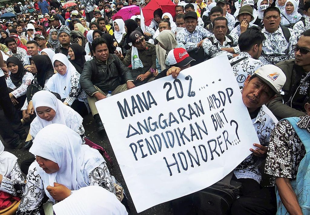 Para guru honorer se Jawa barat menggelar demonstrasi di depan Gedung Sate, Bandung, Jawa Barat beberapa waktu lalu.