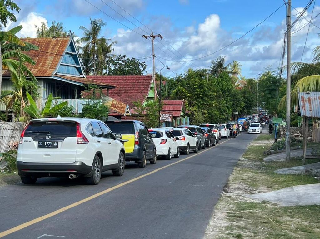 Antrean kendaraan memanjang sebelum gerbang masuk ke lokasi wisata Pantai Tanjung Bira, Rabu (4/5/2022). Kemacetan mencapai hingga 5 kilometer. Sejak hari kedua Lebaran, kawasan ini dibanjiri pemudik dan wisatawan.
