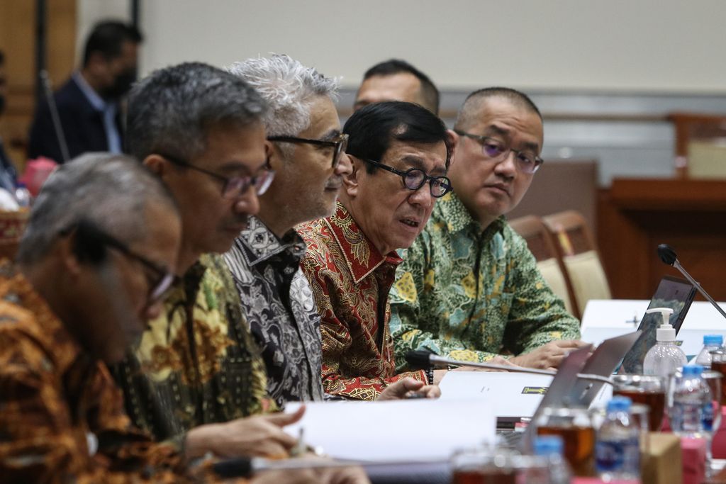 Menteri Hukum dan Hak Asasi Manusia RI Yasonna Laoly (kedua dari kanan) mengikuti rapat kerja bersama Komisi III DPR di Gedung Parlemen, Jakarta, Senin (5/12/2022). Rapat membahas RUU Kerja Sama Pertahanan RI-Singapura. 
