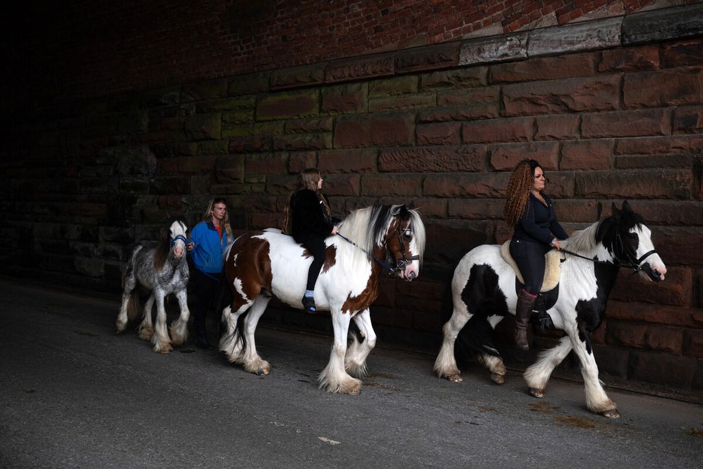 Partisipan hadir pada hari pertama pameran kuda tahunan Appleby di kota Appleby, Westmorland, barat laut Inggris, Kamis (9/6/2022). 