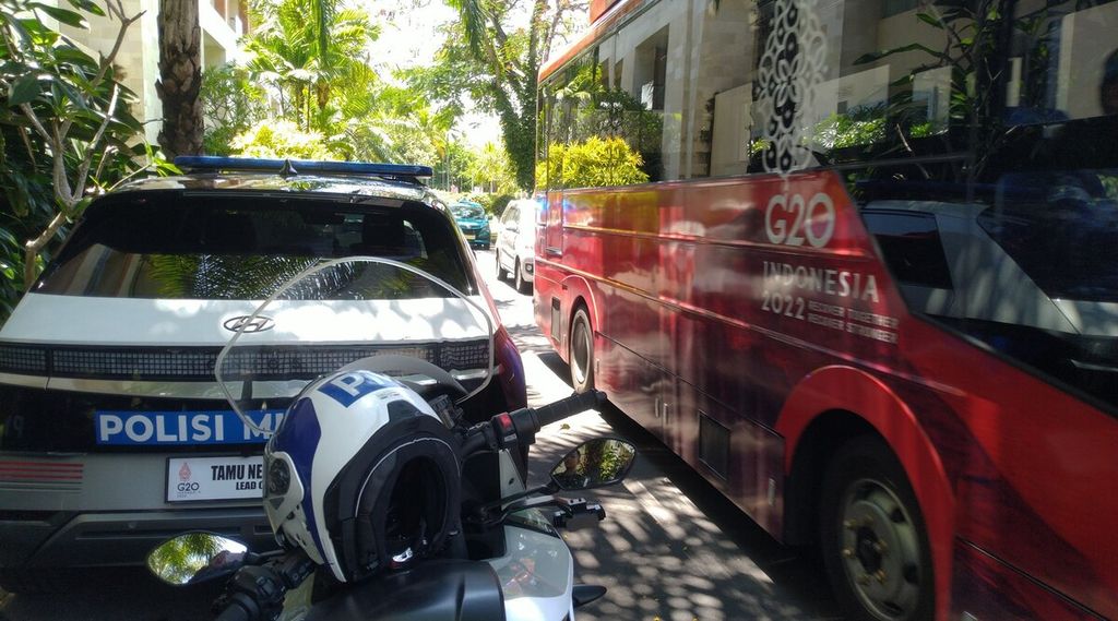 Kendaraan listrik, mulai sepeda motor, mobil, sampai bus, disiapkan untuk mendukung penyelenggaraan KTT G20 2022 di Bali. Suasana di kawasan sebuah hotel di kawasan ITDC Nusa Dua, Kabupaten Badung, Bali, Kamis (3/11/2022), saat bus listrik memasuki kawasan hotel tersebut.