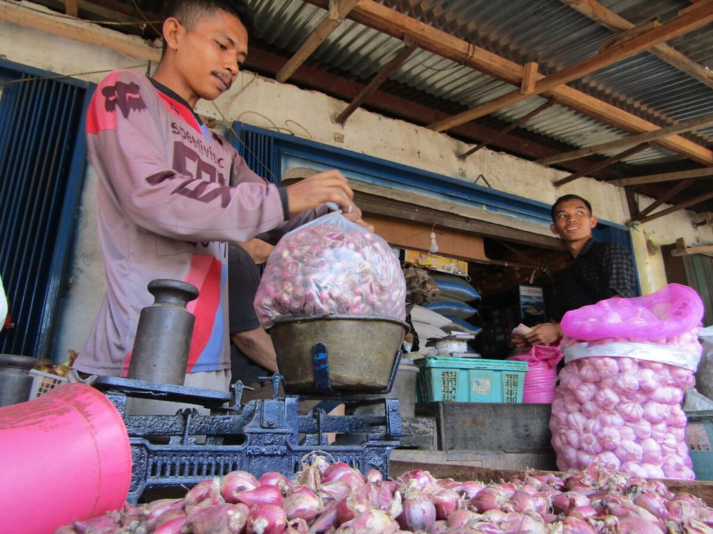 Pedagang bawang merah dan bawang putih di Pasar Induk Tamin, Kota Bandar Lampung, melayani pelanggan, Jumat (10/6/2022). 