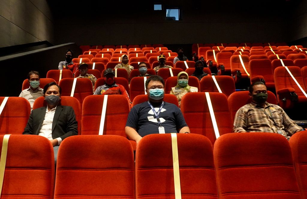 Suasana di penerapan protokol kesehatan di ruang menonton salah satu bioskop di Kota Tegal, Jawa Tengah, Sabtu (30/1/2021). 
