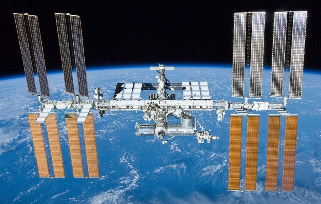 Stasiun Luar Angkasa Internasional (ISS) mengorbit Bumi.
