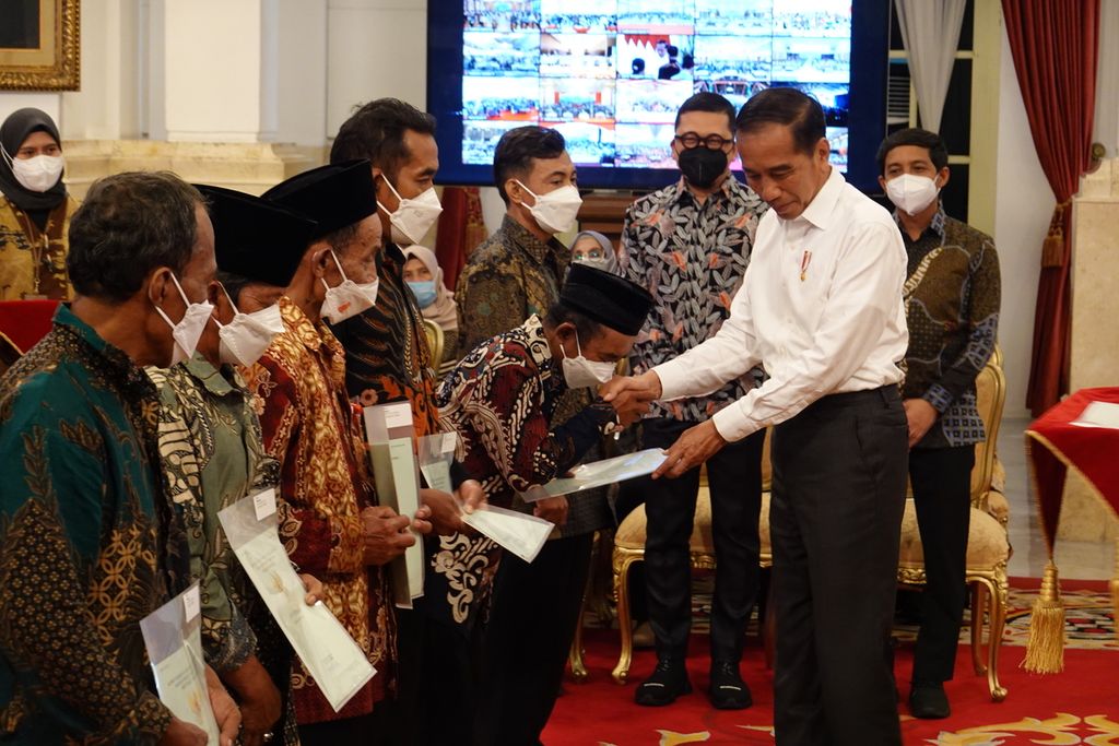 Presiden Joko Widodo menyerahkan 1.552.450 sertifikat hak atas tanah untuk rakyat di Istana Negara, Jakarta, pada Kamis (1/12/2022). 