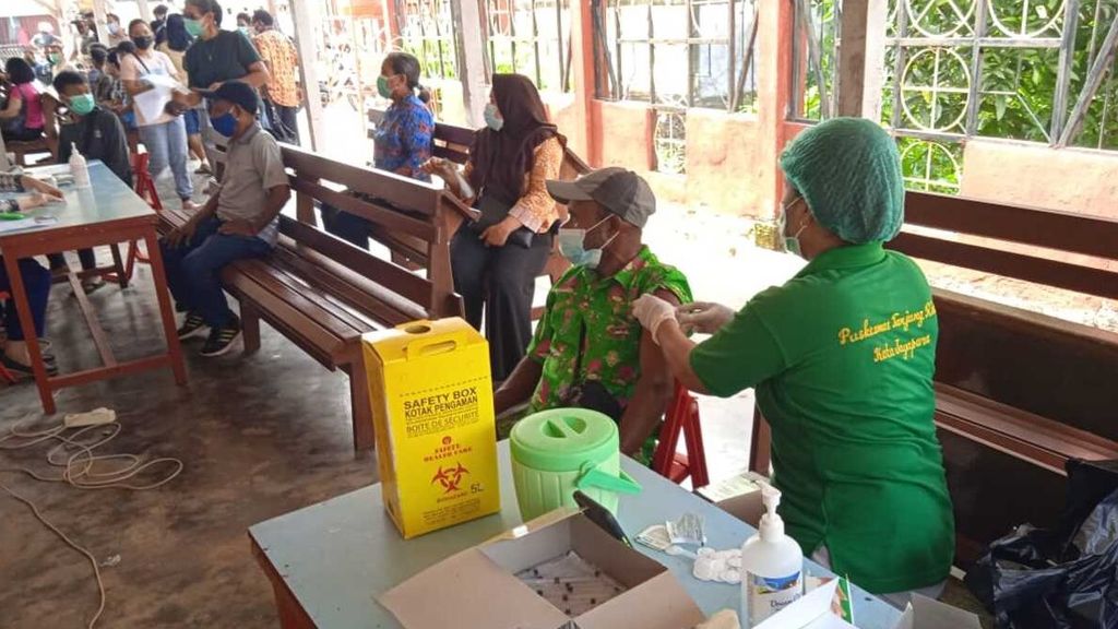 Pemberian vaksin Sinovac di salah satu puskesmas di Kota Jayapura, Papua, pada 6 Mei 2021.