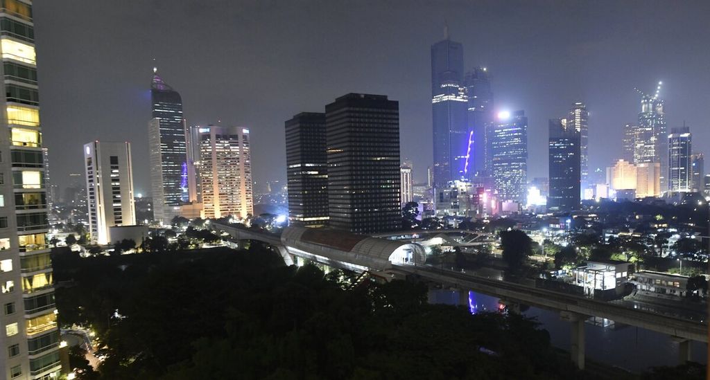 Panorama gedung-gedung bertingkat di Jakarta, Rabu (18/1/2023) malam. Kondisi perekonomian global di tahun 2023 diprediksi penuh dengan ketidakpastian. Bank Dunia memproyeksikan pertumbuhan ekonomi dunia tahun ini turun tajam menjadi 1,7 persen dari sebelumnya 3 persen. Adapun ekonomi Indonesia pada 2023 diperkirakan tumbuh 4,8 persen.