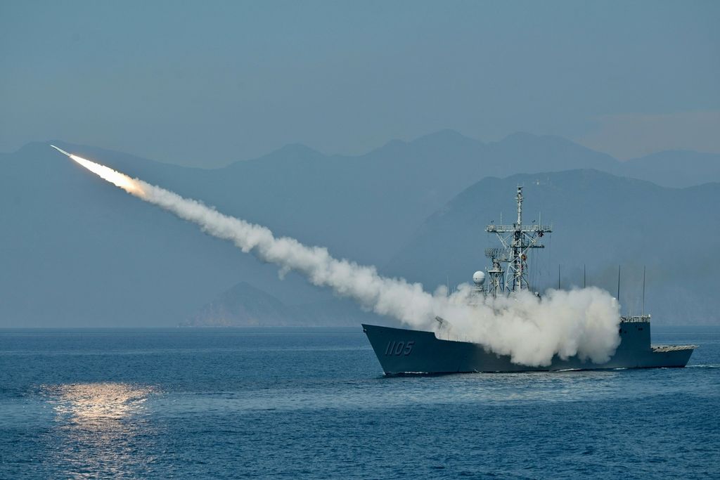 Angkatan Laut Taiwan menembakkan rudal buatan AS, Standard, dalam latihan tahunan, Han Kuang Drill, di laut dekat Pangkalan Angkatan Laut Suao, Yilan, Taiwan, 26 Juli 2022. 