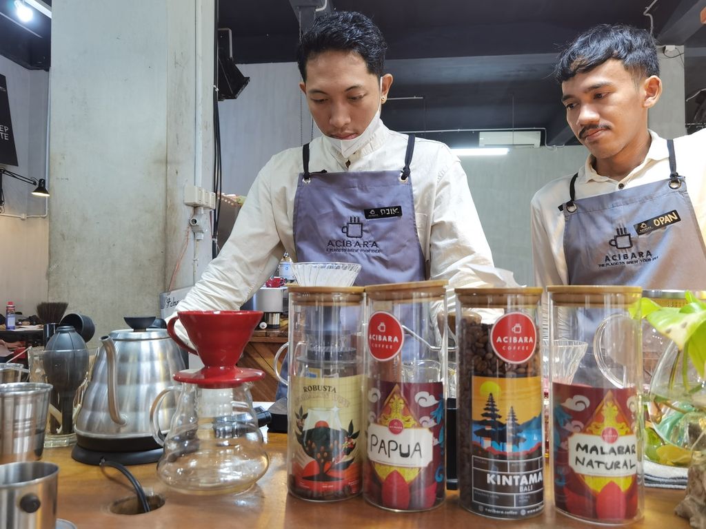 Tim barista Acibara Coffee di kawasan Jalan Jenderal Sudirman, Rembiga, Kota Mataram, Nusa Tenggara Barat, menguji kualitas alat yang akan mereka gunakan untuk meracik kopi, Kamis (20/10/2022). 