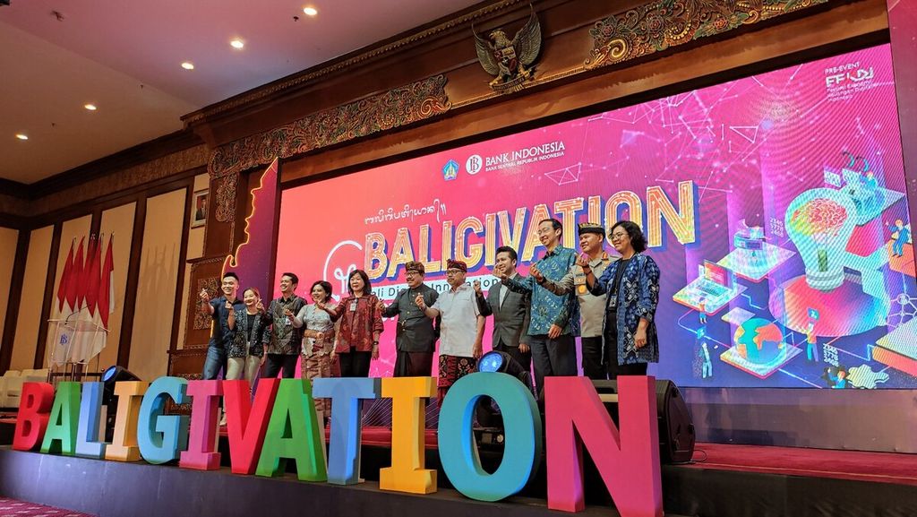 Bank Indonesia menggelar Bali Digital Innovation (Baligivantion) Festival 2023, Kamis (9/3/2023). Tampak Wakil Gubernur Bali Tjokorda Oka Artha Ardana Sukawati (tengah) saat berfoto bersama seusai pembukaan acara Baligivation Festival 2023.