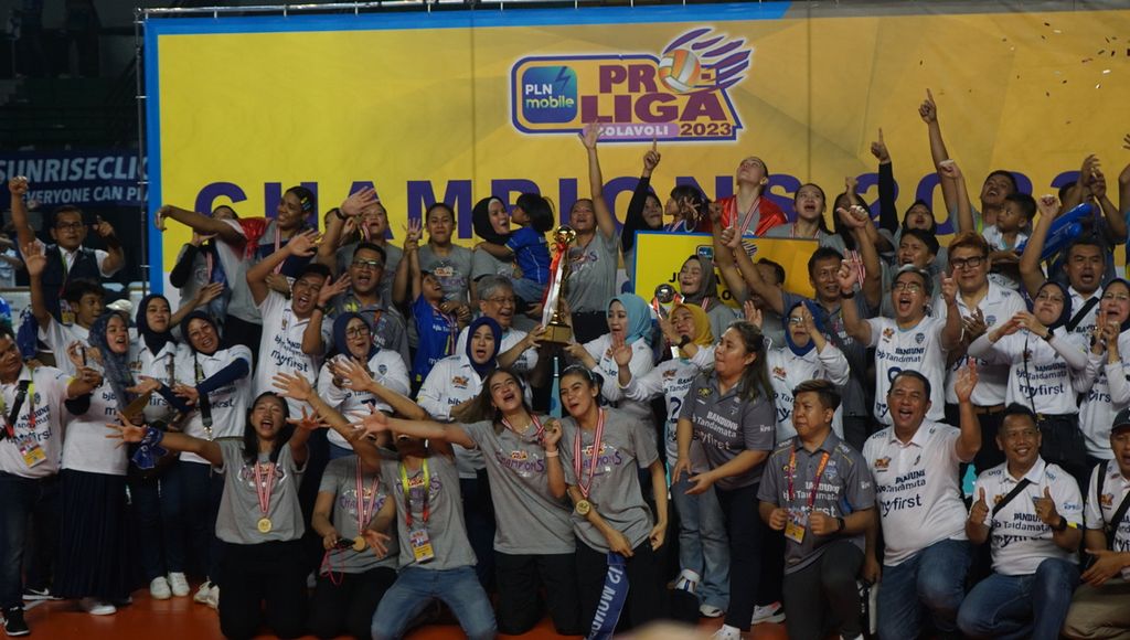 Segenap tim Bandung BJB Tandamata melakukan selebrasi setelah memenangi kategori putri PLN Mobile Proliga 2023, di GOR Amongrogo, Kota Yogyakarta, Daerah Istimewa Yogyakarta, Sabtu (18/3/2023). Mereka menundukkan Jakarta Pertamina Fastron dengan skor akhir 3-2 dalam laga final.