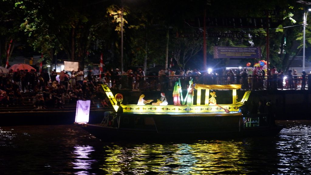 Parade kelotok hias berlangsung di Sungai Martapura dalam kegiatan Festival Wisata Budaya Pasar Terapung 2022 di Taman Siring 0 Kilometer Banjarmasin, Kalimantan Selatan, Jumat (12/8/2022) malam.