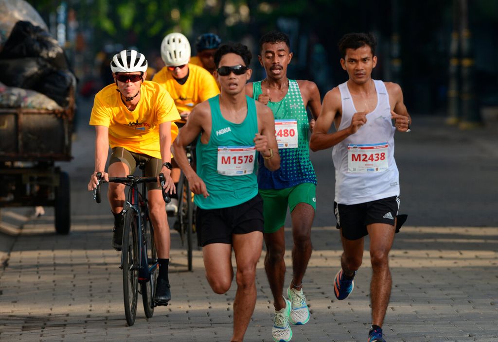 Sejumlah atlet nasional saling menjaga jarak saat mengikuti lomba lari Semarang 10K Powered by Isoplus di Kota Semarang, Jawa Tengah, Minggu (18/12/2022). 