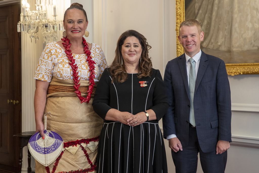 Perdana Menteri Selandia Baru Chris Hipkins (kanan) dan Wakil Perdana Menteri Carmel Sepuloni (kiri) berpose bersama Gubernur Jenderal Cindy Kiro setelah pengambilan sumpah di Government House di Wellington, Rabu (25/1/2023). 