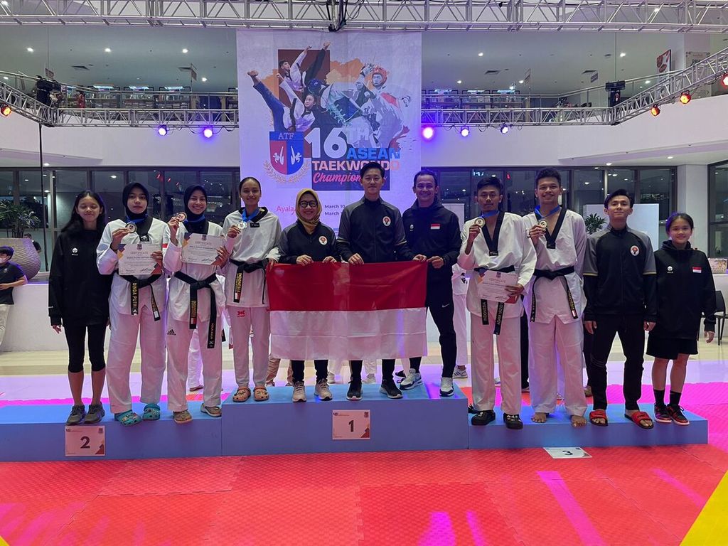 Timnas Taekwondo Indonesia berfoto dalam kejuaraan Asean Taekwondo Championship ke-16 yang diadakan di Parañaque, Manilia, Filipina, Minggu (12/3/2023).