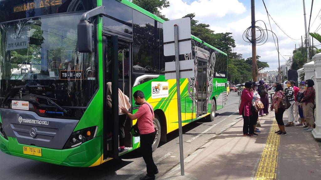 Warga menggunakan bus Trans Metro Deli di Medan, Sumut, Kamis (3/11/2020).