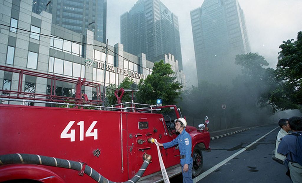 Ledakan keras yang diduga berasal dari bahan peledak hari Rabu (13/9/2000) pukul 15.20 mengguncang lantai parkir P2 Gedung Bursa Efek Jakarta (BEJ) di Jalan Jenderal Sudirman, Jakarta Selatan. Puluhan orang tewas dan lainnya luka-luka, mobil ada yang terbakar dan lainnya rusak. Para petugas pemadam kebakaran dan petugas keamanan tidak dapat mencapai lokasi karena tebalnya asap dan panasnya udara di pelataran parkir bawah tanah.