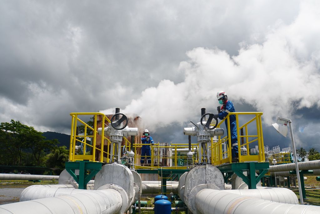 Petugas meninjau pipa-pipa uap di situs Pembangkit Listrik Tenaga Panas Bumi (PLTP) Lahendong Unit 5 dan 6 yang dikelola PT Pertamina Geothermal Energy (PGE) di Tompaso, Minahasa, Sulawesi Utara, Jumat (30/7/2021). 