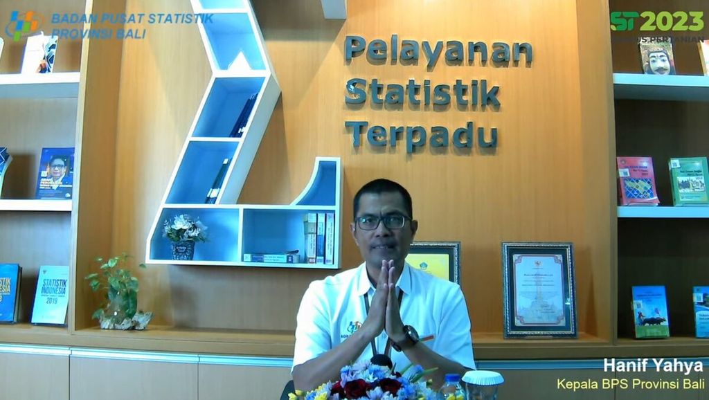 Kepala Badan Pusat Statistik Bali Hanif Yahya menyampaikan materi dalam konferensi pers secara daring, Selasa (2/1/2023).