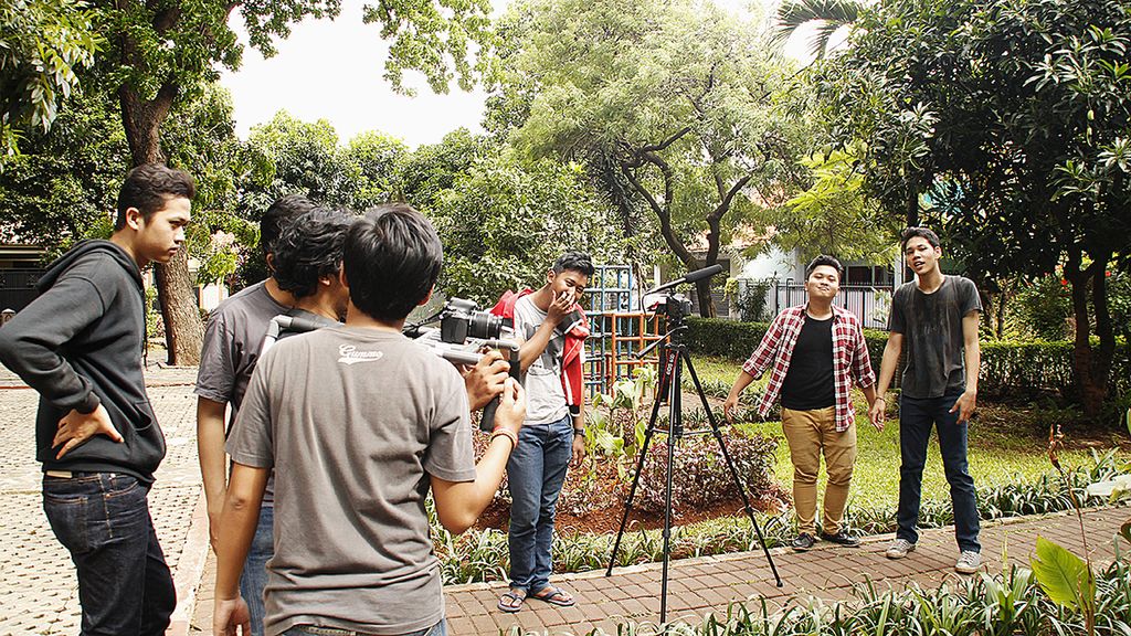 Komunitas sinematografi Spasikosong Universitas Bina Nusantara sedang merekam adegan untuk keperluan film mereka. Komunitas sinematografi di kampus tumbuh subur seiring perkembangan teknologi yang semakin memudahkan produksi film.
