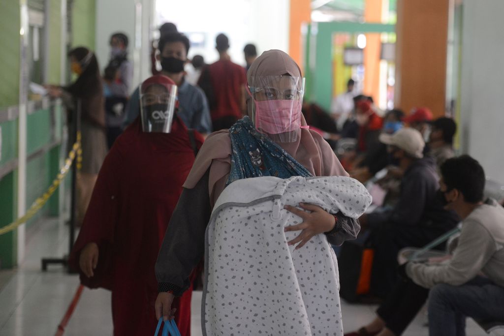 Warga mendatangi RSUD Kota Yogyakarta, Umbulharjo, Yogyakarta (24/8/2020).  Setiap hari sekitar 200 warga menggunakan layanan BPJS Kesehatan di rumah sakit itu. Selama pandemi berbagai layanan di rumah sakit tersebut terus berlangsung dengan menerapkan protokol kesehatan ketat.