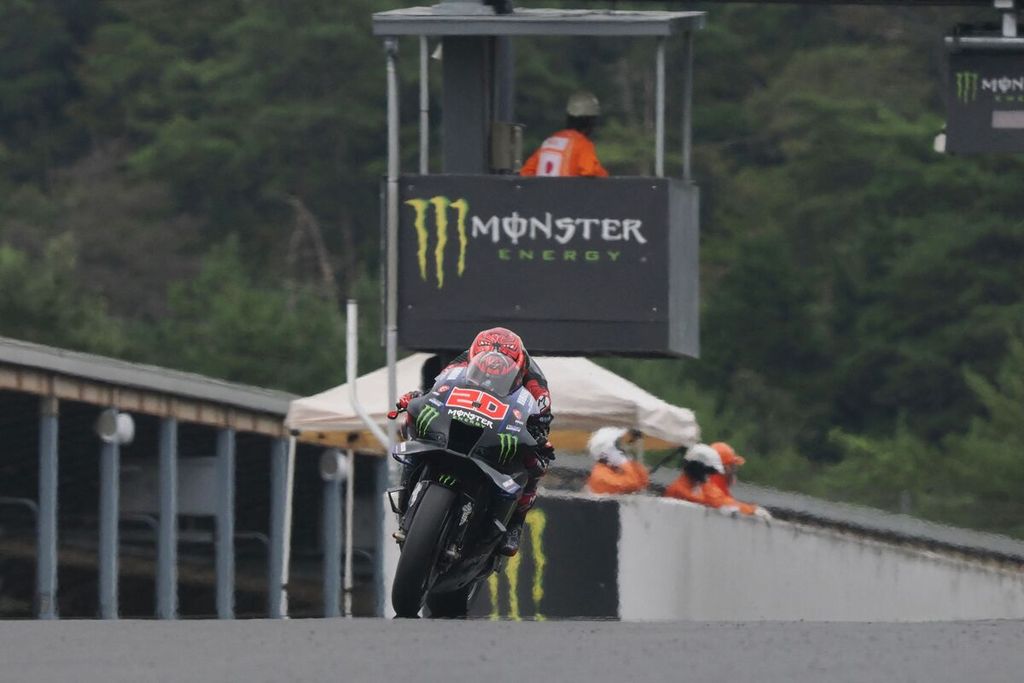 Pebalap Monster Energy Yamaha, Fabio Quartararo, memacu motornya di Sirkuit Twin Ring Motegi pada sesi latihan bebas pertama MotoGP seri Jepang, Jumat (23/9/2022).