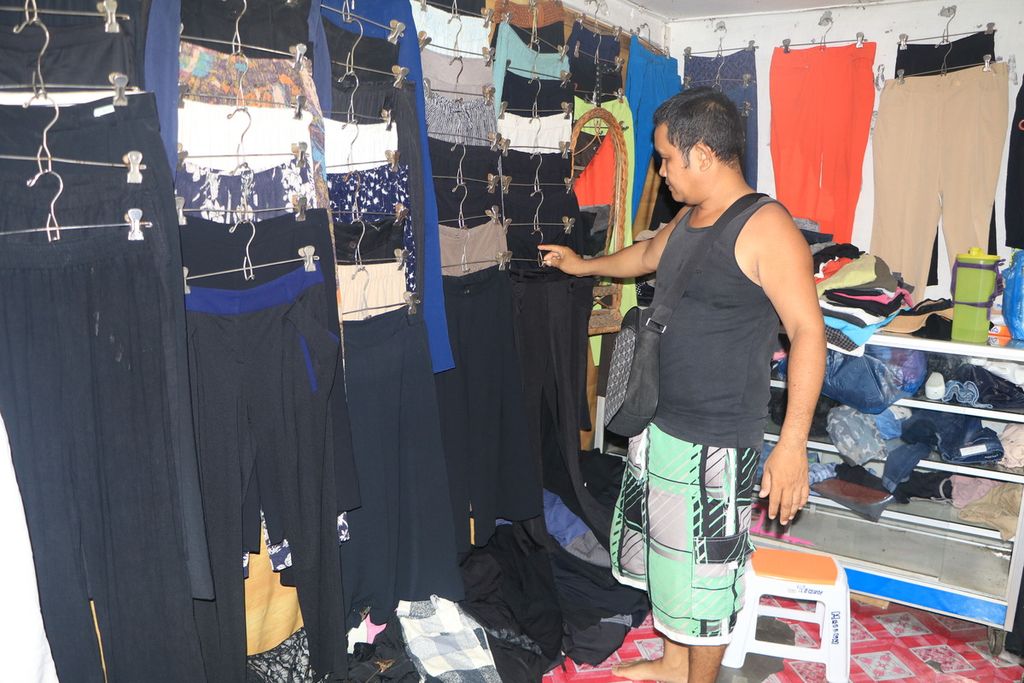 Pedagang pakaian bekas beraktivitas di Pasar Simalingkar, Medan, Sumatera Utara, Rabu (22/3/2023).