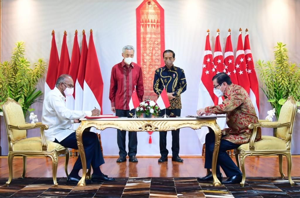 Menteri Hukum dan Hak Asasi Manusia Yasonna H Laoly disaksikan Presiden Joko Widodo menandatangani perjanjian ekstradisi Indonesia dan Singapura, di Bintan, Kepulauan Riau, Selasa (25/1/2022).