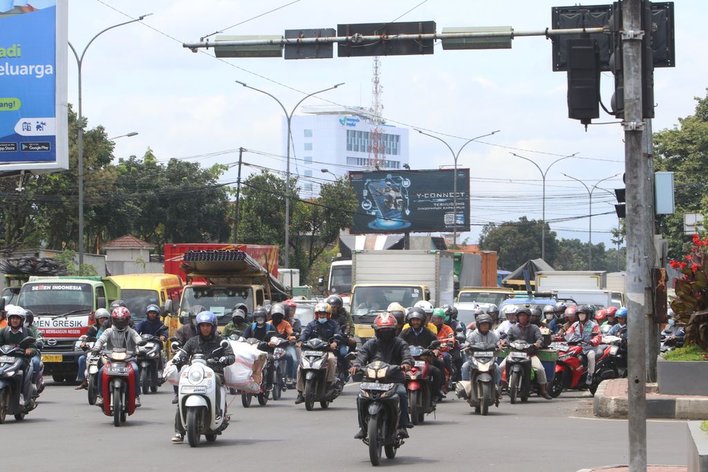 Sejumlah kendaraan melintasi Jalan Soekarno Hatta setelah tertahan di lampu merah perempatan Kiaracondong, Kota Bandung, Jawa Barat, Kamis (26/1/2023). Lampu  lalu lintas di titik ini dianggap sebagai yang terlama di Indonesia karena kendaraan bisa tertahan hingga 12 menit.