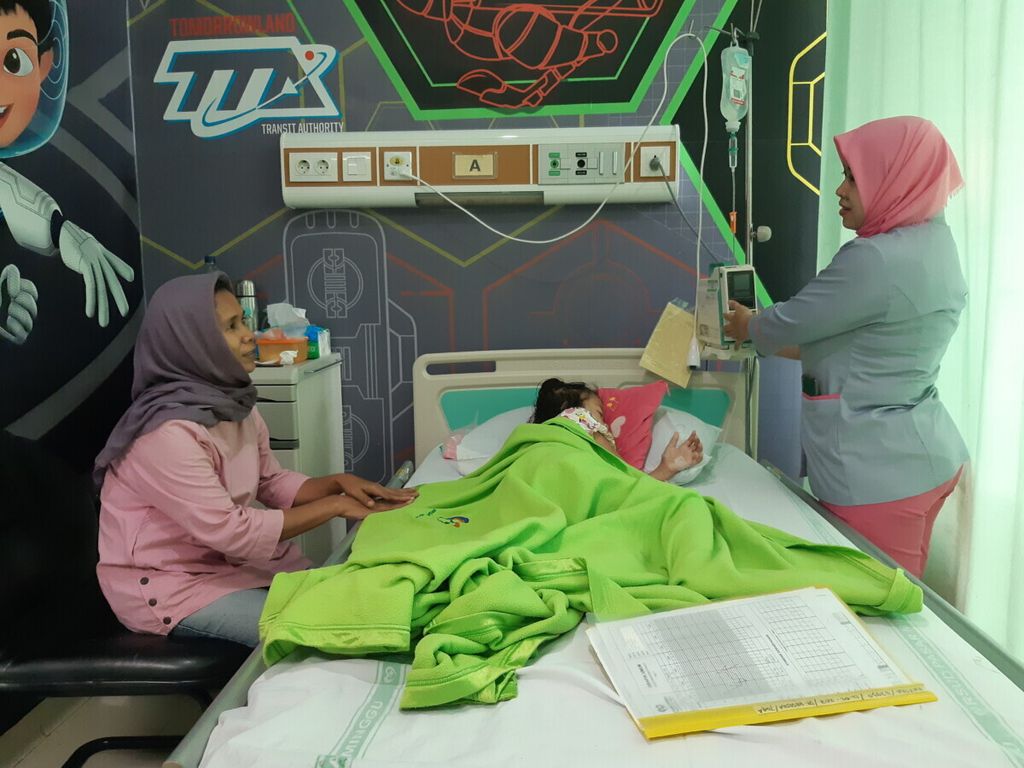 Perawat sedang memeriksa pasien anak rawat inap demam berdarah dengue di Rumah Sakit Umum Daerah Pasar Minggu, Jakarta, Rabu (6/2/2019).