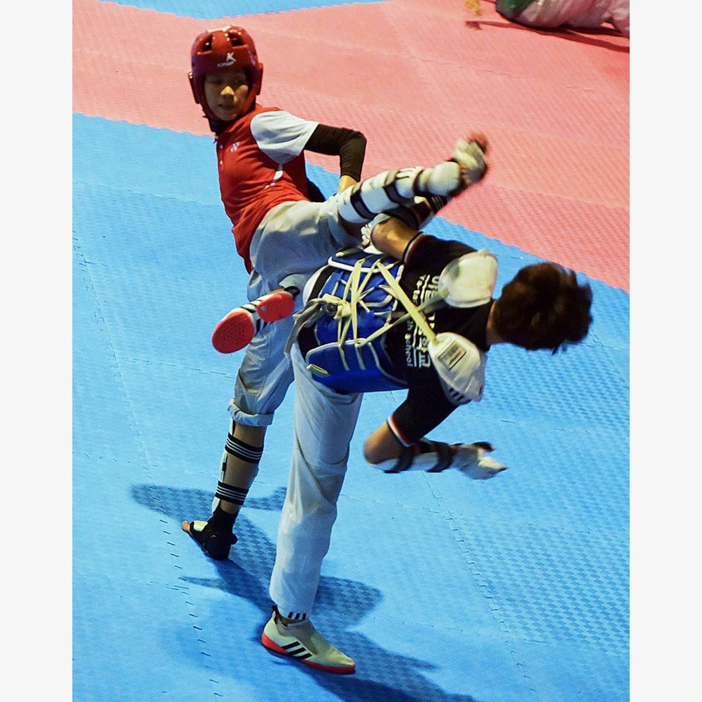Para atlet berlatih dalam pemusatan latihan nasional taekwondo di Gedung Olah Raga Popki, Cibubur, Jakarta, Selasa (6/2). Pengurus Besar Taekwondo Indonesia menggunakan momen uji coba kejuaraan atau ajang tes Asian Games untuk menguji kemampuan para atlet pemusatan latihan nasional.