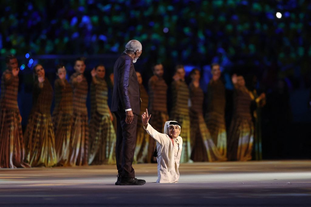 Aktor AS Morgan Freeman (Kiri) dan YouTuber disabilitas dari Qatar Ghanim al Muftah ambil bagian dalam upacara pembukaan Piala Dunia 2022 Qatar di Stadion Al-Bayt di Al Khor, Doha, Qatar (20/11/2022).
