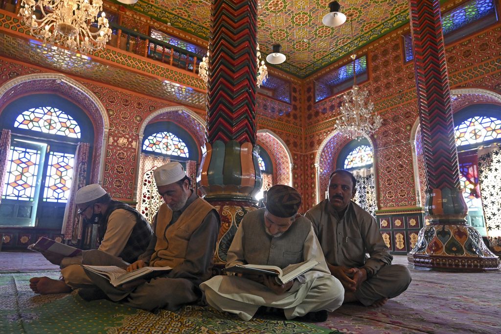 Umat Muslim India mengisi waktunya di bulan Ramadhan dengan membaca Al Quran di ruangan masjid di makam Sheikh Abdul Qadir Jailani di Provinsi Srinagar, India, Senin (11/4/2022). 