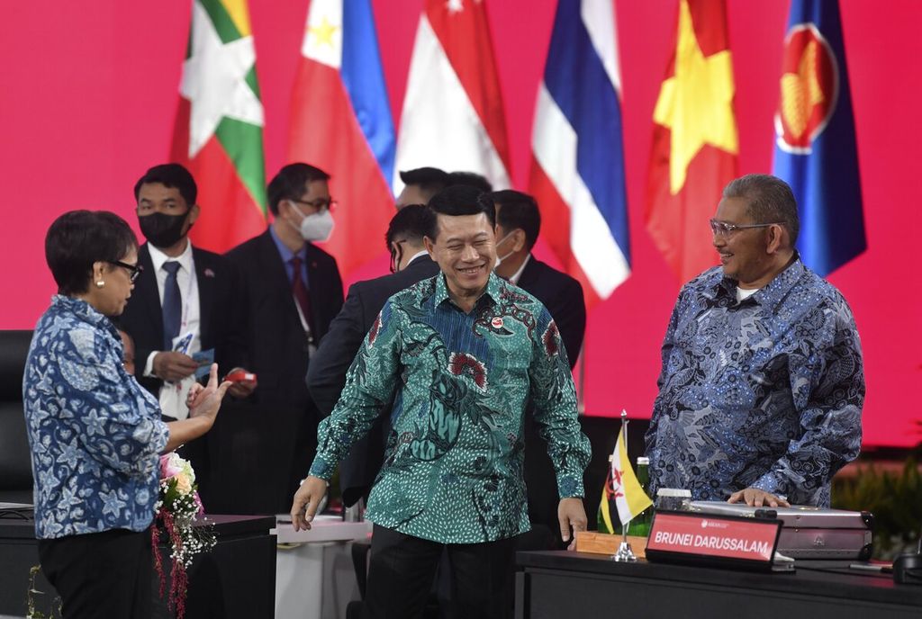 Menteri Luar Negeri RI Retno LP Marsudi (kiri) berbincang dengan Menlu Laos Saleumxay Kommasith (tengah) dan Menlu Brunei Darussalam Erywan Yusof sebelum pembukaan Retret Pertemuan Menteri Luar Negeri ASEAN atau ASEAN Foreign Ministers Meeting (AMM) Retreat di Sekretariat ASEAN, Jakarta, Sabtu (4/2/2023).