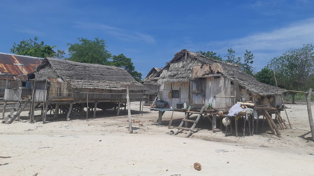Permukiman warga di Pulau Babi di Kabupaten Sikka, Nusa Tenggara Timur, Sabtu (18/12/2021). Pulau yang berada di tengah Laut Flores itu pernah porak-poranda diguncang gempa dan tsunami pada 12 Desember 1992. Kini, warga kembali menghuni pulau itu.