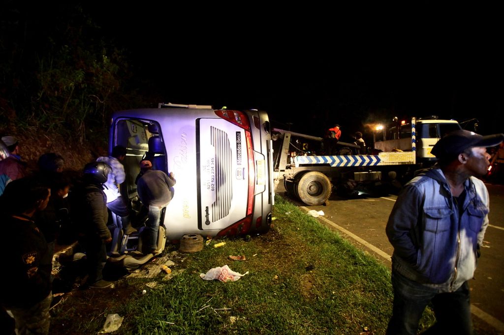 Bus pariwisata bernomor polisi F 7959 AA yang bermuatan rombongan wisatawan dari Ciputat, Jakarta Selatan, mengalami kecelakaan di Jalur Tanjakan Emen, Ciater, Subang, Jawa Barat, Sabtu (10/2/2018). Kecelakaan yang terjadi sekitar pukul 17.00 ini mengakibatkan 16 korban meninggal dunia dan sebagian penumpang bus yang mengalami luka-luka dirawat di Rumah Sakit Umum Daerah Subang.